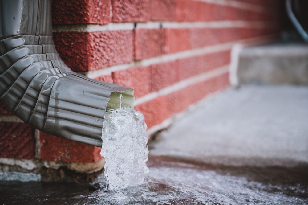 Verkehrssicherungspflichtverletzung - Eisfläche durch Regenrinne