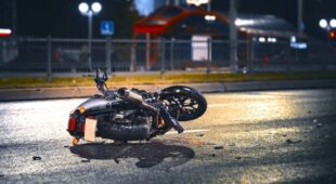 Motorradunfall bei rücksichtsloser Fahrweise im Rahmen eines Biker-Treffens – Dashcam
