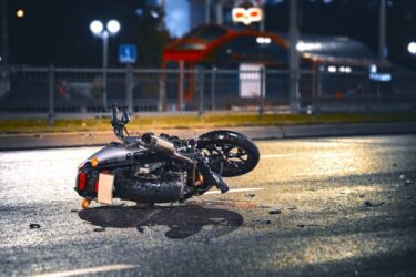 Motorradunfall bei rücksichtsloser Fahrweise im Rahmen eines Biker-Treffens – Dashcam
