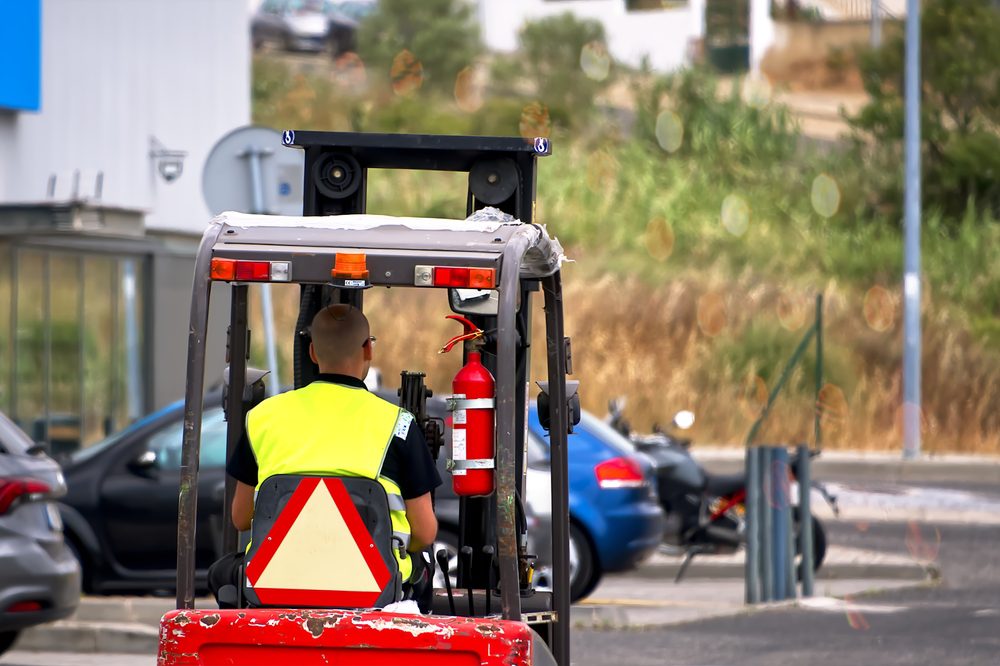 Kollision mit Gabel eines abgestellten Gabelstaplers in öffentlichem Verkehrsraum Kollision mit Gabel eines abgestellten Gabelstaplers in öffentlichem Verkehrsraum