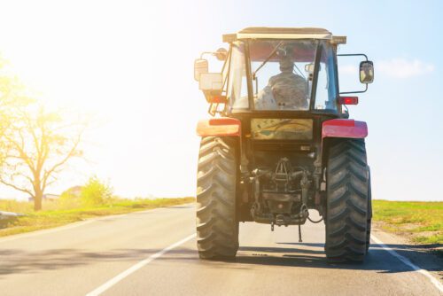 Unfall durch Überholmanöver: Unklare Verkehrslage und Traktor