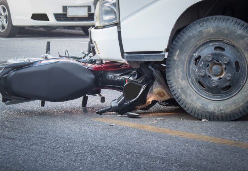 Verkehrsunfall eines rückwärts in Kurve abbiegenden Lkw mit Motorradfahrer