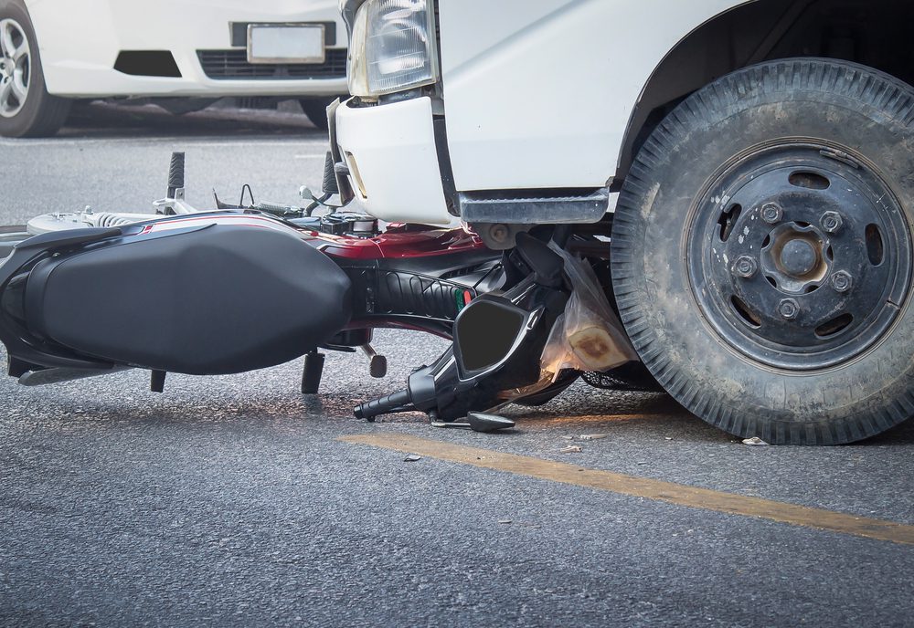Verkehrsunfall eines rückwärts in Kurve abbiegenden Lkw mit Motorradfahrer Verkehrsunfall eines rückwärts in Kurve abbiegenden Lkw mit Motorradfahrer