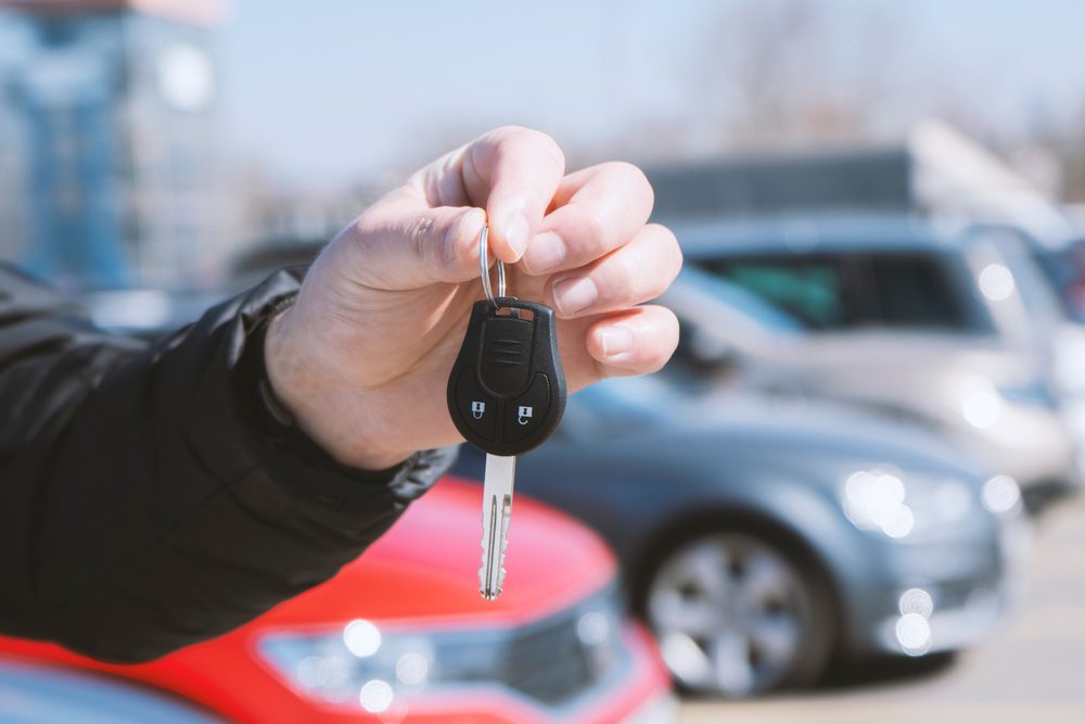 Man,In,Front,Of,The,New,Car,And,Holding,Keys, Verkehrsunfall - Unverhältnismäßigkeit von Mietwagenkosten – Anschaffung Interimsfahrzeug