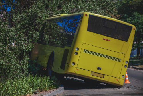 Verkehrsunfall mit Bus welcher trotz Streckenverbotes eine Kurvenstraße befährt
