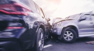 Verkehrsunfall bei Überfahren einer Sperrfläche – Haftungsverteilung