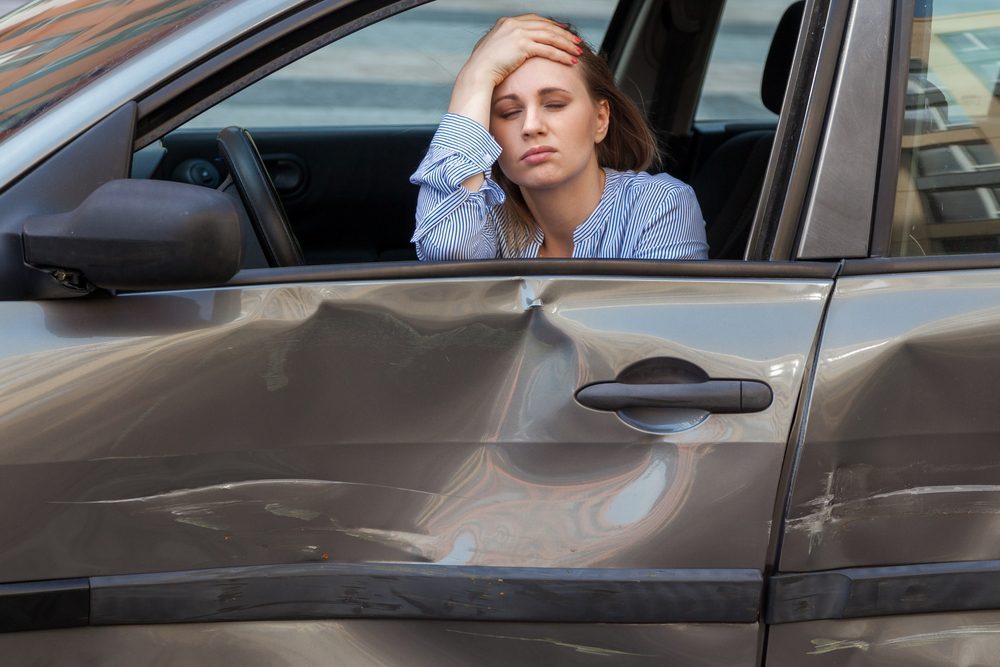 Dont,Drink,Driving!,Drunk,Or,Injured,Woman,Sitting,In,Smashed Haftungsfreistellung bei Verkehrsunfall