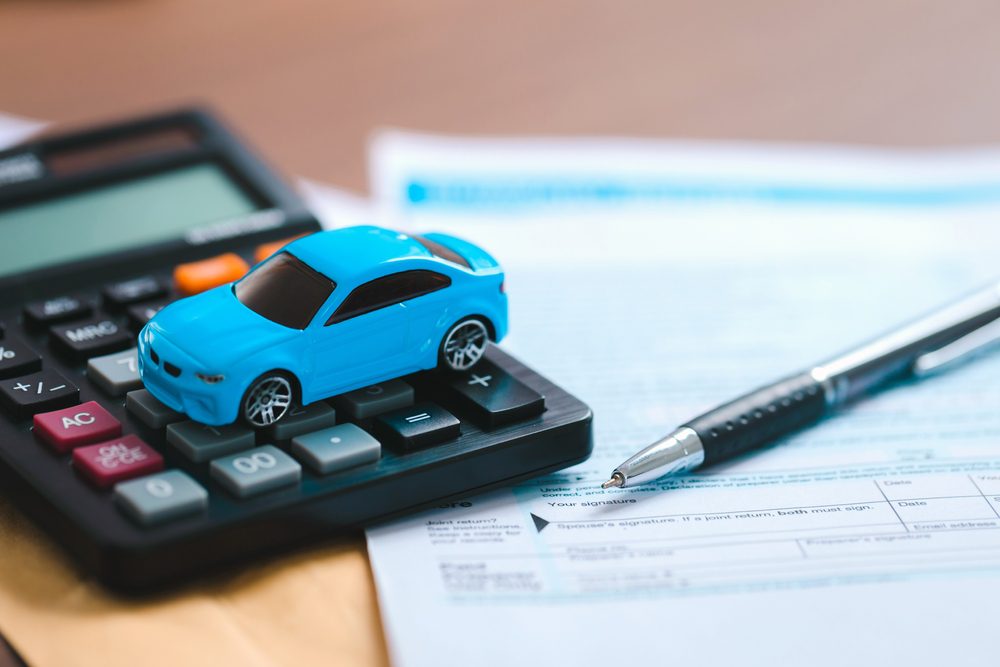 Car,Insurance,Concept,With,Blue,Toy,Car,On,The,Calculator Nutzungsausfallentschädigung