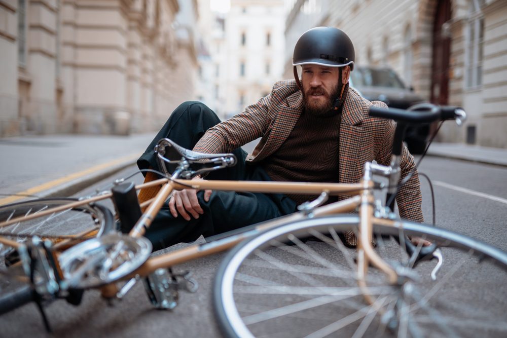 Bicycle,Accident,In,City.,Man,Cyclist,Fell,Off,Road,Bike Radfahrkollision bei abknickender Vorfahrt