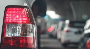 Verkehrsunfall – Haftung bei nicht eingeschaltetem Warnblinker am Stauende