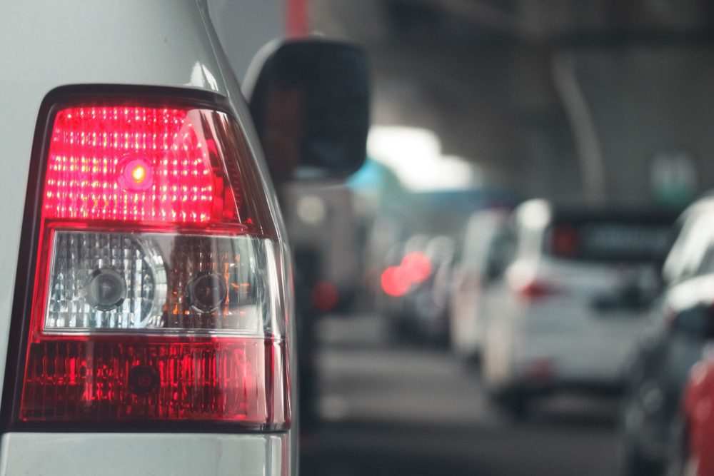 Close,Up,Photo,Of,A,Back,Lamp,Of,Car,That Verkehrsunfall - Haftung bei nicht eingeschaltetem Warnblinker am Stauende Landgericht Memmingen Az.: 2 O 392/07 Urteil vom 24.07.2007 In dem Rechtsstreit wegen Schadensersatz hat das Landgericht Memmingen - 2. Zivilkammer, auf Grund der mündlichen Verhandlung vom 3. Juli 2007 für Recht erkannt: I. Die Beklagten zu 1) und zu 2) werden gesamtschuldnerisch verurteilt, an die Klägerin 11.509,04 EUR (i.W.: elftausendfünfhundertundneun 4/100 Euro) zzgl. Zinsen hieraus in Höhe von 5 Prozentpunkten über dem Basiszinssatz ab 30.01.2007 zu bezahlen. II. Die Beklagten zu 1) und zu 2) werden weiter gesamtschuldnerisch verurteilt, an die Klägerin außergerichtliche Rechtsanwaltsgebühren in Höhe von 430,66 EUR (i.W.: vierhundertdreißig 66/100 Euro) nebst Zinsen hieraus in Höhe von 5 Prozentpunkten über dem Basiszinssatz ab 14.03.2007 zu bezahlen. III. Es wird festgestellt, dass die Beklagten zu 1) und zu 2) gesamtschuldnerisch verpflichtet sind, der Klägerin von sämtlichen, aus dem Unfallereignis vom 07.12.2006 noch entstehenden materiellen Schäden, dem Grunde nach 75 % zu ersetzen. IV. Im Übrigen wird die Klage abgewiesen. V. Von den Kosten des Verfahrens tragen die Klägerin 30 % und die Beklagten zu 1) und zu 2) gesamtschuldnerisch 70 %. VI. Das Urteil ist für die Klägerin gegen Sicherheitsleistung in Höhe von 115 % des jeweils zu vollstreckenden Betrages vorläufig vollstreckbar. Die Klägerin kann die Vollstreckung durch die Beklagten zu 1) und zu 2) durch Sicherheitsleistung in Höhe von 110 % des jeweils zu vollstreckenden Betrages abwenden, wenn nicht die Beklagten zu 1) und zu 2) vor Vollstreckung Sicherheit in gleicher Höhe leisten. Tat b e s t a n d Die Klägerin macht gegen den Beklagten zu 1) als Fahrer und Halter des Pkw Mercedes mit dem amtlichen Kennzeichen XXX der bei der Beklagten zu 2) gegen Haftpflicht versichert ist, Schadensersatzansprüche aus einem Verkehrsunfall geltend, der sich am 7. Dezember 2006 auf der BAB 7 zwischen Illertissen und Vöhringen ereignete. Die Klägerin führte damals auf der Überholspur dieser Bundesautobahn den Pkw Mercedes C 200 Kompressor mit dem amtlichen Kennzeichen XXX, der bei diesem Unfall im Heckbereich stark beschädigt wurde. Für die Durchführung der Reparaturarbeiten verlangte die XXX (vgl. Anlage K 7) unter Einschluss der von ihr verauslagten Abschleppkosten und unter nochmaliger Erhebung von Umsatzsteuer auf diese Kosten von der Klägerin insgesamt 13.471,87 EUR. Ferner entstand an diesem Pkw, wobei für die Einzelheiten auf das Sachverständigengutachten in der Anlage K 8 Bezug genommen wird, durch den Unfall ein mehrkantiler Minderwert von 900,00 EUR, und für das Gutachten selbst hatte die Klägerin 998,28 EUR (vgl. Anlage K 9) zu bezahlen. Der Abschleppdienst, der das Fahrzeug der Klägerin abgeschleppt und zum Reparaturbetrieb verbracht hatte, stellte diesem hierfür brutto 342,23 EUR in Rechnung (vgl. Anlage K 10) . Die Klägerin behauptet, sie sei Eigentümerin und Halterin des Pkw Mercedes mit dem amtlichen Kennzeichen XXX. Sie trägt vor, der Schaden an ihrem Fahrzeug sei dadurch entstanden, dass der ihr nachfolgende Beklagte zu 1), der seine Geschwindigkeit nicht rechtzeitig der sich durch einen Stau ändernden Verkehrslage angepasst habe, auf ihr Fahrzeug aufgefahren sei. Erst später sei dann der Zeuge Dr. XXX mit dem von ihm geführten Pkw BMW X 5 auf einen Pkw VW Touran geprallt, der noch rechtzeitig hinter ihrem und dem Fahrzeug des Beklagten zu 1) zum Stehen gekommen sei. Durch diesen Aufprall sei zwar der Pkw VW Touran auf das Fahrzeug des Beklagten zu 1) aufgeschoben worden und dieses erneut auf ihren Wagen, doch sei dieser Unfall "deckungsgleich" mit dem ersten verlaufen und habe nicht zu weiteren Schäden geführt. Die Klägerin bringt weiter vor, neben den bereits dargestellten Schadenspositionen habe sie vom 07.12.2006 bis zum 14.12.2006 Mietwagenkosten in Höhe von 1.146,93 EUR und für den Zeitraum vom 18.12.2006 bis zum 21.12.2006 Mietwagenkosten in Höhe von 618,22 EUR gehabt. Darüberhinaus stehe ihr eine Unkostenpauschale von 30,00 EUR zu. Schließlich hat die Klägerin unstreitig vorgebracht, sie habe die hohen Rechnungen bislang noch nicht bezahlt, sodass ihr nun weitere Zinsforderungen oder Mahnkosten drohten. Zur Begründung der Anmietung eines Mietwagens trug die Klägerin trotz eines ausführlichen Hinweises des Gerichts (vgl. BI. 20 d.A. - dort II. 2.) lediglich vor, dass sie zur Ausübung ihres Berufes, der an verschiedenen Orten stattfinde, auf die Benutzung eines Fahrzeuges angewiesen sei. Die Klägerin hat zuletzt beantragt: 1. Die Beklagten werden gesamtschuldnerisch verurteilt, an die Klägerin 17.507,53 EUR Schadensersatz nebst fünf Prozentpunkten über dem Basiszinssatz ab 30.01.2007 zu bezahlen. 2. Die Beklagten werden gesamtschuldnerisch verurteilt, an die Klägerin außergerichtliche Rechtsanwaltsgebühren in Höhe von 492,54 EUR (inkl. MwSt.) nebst Zinsen in Höhe von fünf Prozentpunkten über dem Basiszinssatz ab Rechtshängigkeit (= 14.03.2007) zu bezahlen. 3. Es wird festgestellt, dass die Beklagten gesamtschuldnerisch verpflichtet sind, der Klägerin sämtliche aus dem Unfallereignis vom 07.12.2006 noch entstehenden materiellen Schäden zu ersetzen. Die Beklagten zu 1) und zu 2) beantragen: Klageabweisung. Die Beklagten zu 1) und zu 2) bestreiten die Aktivlegitimation der Klägerin. Sie tragen vor, der Beklagte zu 1) sei mit seinem Fahrzeug nicht auf das von der Klägerin geführte Fahrzeug aufgefahren, sondern hinter diesem noch zum Stehen gekommen. Zu den Schäden an dem von der Klägerin geführten Fahrzeug sei es nur dadurch gekommen, dass zu einem späteren Zeitpunkt der Zeuge Dr. XXX mit dem von ihm geführten Pkw BMW X 5 auf den auf der Überholspur stehenden Pkw VW Touran des Zeugen XXX aufgefahren sei. Dieser sei dadurch wiederum auf das Fahrzeug des Beklagten zu 1) und dieses auf das Fahrzeug der Klägerin geschoben worden. Die Beklagten zu 1) und zu 2) bestreiten, dass die von der Klägerin geltend gemachten Schäden aus dem Verhalten des Beklagten zu 1) stammen würden; dies gelte selbst für den - unzutreffenden - Fall, dass der Beklagte zu 1) das Fahrzeug der Klägerin anfangs doch noch leicht berührt haben sollte. Zu der Forderung auf Mietwagenkosten tragen die Beklagten zu 1) und zu 2) ergänzend vor, die entsprechenden Forderungen seien bislang noch nicht beglichen und - was unstreitig ist – zur Sicherheit an die Vermietfirma XXX abgetreten. Des Weiteren behaupten sie, die Rechnung für den Zeitraum vom 18.12.2006 bis zum 21.12.2006 sei seitens der Vermietfirma auf 382,80 EUR reduziert worden. Die Beklagten zu 1) und zu 2) tragen schließlich vor, die Klägerin habe die Notwendigkeit der Anmietung eines Ersatzfahrzeuges nicht hinreichend dargetan. Die Kammer hat Beweis erhoben durch uneidliche Einvernahme der Zeugen XXX und XXX. Die Kammer hat weiter die schriftliche Äußerung des Zeugen XXX (Bl. 31 d.A.) im Einverständnis mit dem Beklagtenvertreter im Rahmen des Urkundenbeweises verwertet und die in der beigezogenen Ordnungswidrigkeitenakte 7 OWi 114 Js 6509/07 befindlichen Lichtbilder zum Gegenstand der Verhandlung gemacht. Für den Inhalt der Aussagen der Zeugen XXX und XXX wird Bezug genommen auf das Sitzungsprotokoll vom 3. Juli 2007 (BI. 38/47 d.A.). Im Übrigen wird für das Vorbringen der Parteien Bezug genommen auf die gewechselten Schriftsätze sowie auf das Verhandlungsprotokoll vom 03.07.2007. Entscheidungsgründe: A. Die zulässige Klage erweist sich in Richtung auf den Beklagten zu 1) aus §§ 823 Abs. 1 BGB, 7 Abs. 1, 17 StVG und in Richtung auf den Beklagten zu 2) als Haftpflichtversicherer über § 3 Nr. 1 PflVG sowohl dem Grunde als auch der Höhe nach als nur teilweise begründet. I. Dem Grunde nach besteht zur Überzeugung der Kammer eine Ersatzpflicht der Beklagtenseite in Höhe von 75 % der zu erstattenden Schäden, weil die Kammer zu der Überzeugung gelangt ist, dass der Beklagte zu 1) auf das der Klägerin gehörende Fahrzeug durch mangelnde Aufmerksamkeit aufgefahren ist und sich die Klägerin bei der Abwicklung des Schadens lediglich entgegenhalten lassen muss, dass sie sich wegen der unterlassenen Betätigung der Warnblinkanlage nicht auf ein unabwendbares Ereignis gem. § 17 Abs. 3 StVG berufen kann und ihr deshalb eine Mithaftungsquote von 25 % anzurechnen ist. Hierzu ist auszuführen: 1. Auf Grund der von der Klägerin vorgelegten Unterlagen (Fahrzeugschein und Personalausweis - vgl. Anlagen K 13 und K 14) und den hierzu gegebenen Erörterungen ist die Kammer von der Aktivlegitimation der Klägerin überzeugt. 2 . Nach dem Ergebnis der Beweisaufnahme ist die Kammer weiterhin davon überzeugt, dass der Beklagte zu 1) - wobei es nach der noch zu erörternden Rechtsauffassung der Kammer auf die Höhe des hierbei entstandenen Schadens aus Rechtsgründen nicht ankommt - auf das Fahrzeug der Klägerin aufgefahren ist und damit für die dadurch kausal hervorgerufenen Schäden verantwortlich ist: a) Zwar konnten weder die in der Hauptverhandlung vernommenen Zeugen XXX und XXX noch der Zeuge XXX, dessen Angaben im Rahmen des Urkundenbeweises verwertet wurden, bekunden, dass sie ein solches Auffahren wahrgenommen haben. Die Klägerin und der Beklagte zu 1) selbst haben bei ihrer Erörterung des Sachvorhalts den entsprechenden Vorgang unterschiedlich geschildert, die Klägerin hat ein Auffahren angegeben, während der Beklagte zu 1) nach seinen Angaben rechtzeitig zum Stehen gekommen ist. b) Die Überzeugung der Kammer davon, dass zwischen diesen beiden Fahrzeugen jedenfalls ein leichter Auffahrunfall stattgefunden hat, beruht mithin nur auf Indizien, die der Kammer allerdings zwingend erscheinen. Hierbei handelt es sich um die Tatsache, dass sowohl nach eigenem Bekunden der Klägerin und des Beklagten zu 1) als auch nach den Aussagen eines der vernommenen Zeugen diese beiden Personen ihre Fahrzeuge nicht nur auf der Überholspur einer Autobahn angehalten hatten, sondern dass sie sogar aus diesen Fahrzeugen ausgestiegen waren. Weiter handelt es sich darum, dass nach dem insoweit übereinstimmenden Vortrag sämtlicher Beteiligter jedenfalls zu diesem Zeitpunkt des Aussteigens vor dem Fahrzeug der Klägerin kein zum Stillstand gekommener Stau mehr herrschte. Angesichts des strikten Verbotes, auf Autobahnen - noch dazu auf Überholspuren - ohne zwingenden Grund anzuhalten (§ 18 Abs. 8 StVO) oder aus dem Fahrzeug auszusteigen und angesichts des allgemein bekannten Risikos solcher Verhaltensweisen schließt die Kammer aus der Tatsache, dass eben dies doch geschehen ist, darauf, dass Ursache dieses Verhaltens, das von voll verkehrstauglichen Personen begangen wurde, nur ein Unfall zwischen ihren Fahrzeugen gewesen sein kann. Zu den entsprechenden Einlassungen im Einzelnen ist noch festzuhalten: Sowohl die Klägerin als auch der Beklagte zu 1) haben im Rahmen ihrer Einlassungen ein Aussteigen bestätigt (vgl. BI. 40/41 d.A.). Auch der Zeuge XXX hatte eine Person auf der Autobahn bemerkt (vgl. BI. 42 d.A.), und auch seine Beobachtung, dass der Beklagte zu 1) noch im Fahrzeug gesessen habe (BI. 43 d.A.) wird angesichts der Einlassung des Beklagten zu 1) (BI. 41 d.A.), er sei wieder in sein Fahrzeug zurückgestiegen, nachvollziehbar und glaubwürdig. Dieser Überzeugungsbildung steht auch nicht entgegen, dass die Zeugen XXX und XXX Personen auf der Fahrbahn nicht gesehen haben, da sie sich erst zu späteren Zeitpunkten und aus räumlich weiter entfernten Positionen annäherten, sodass insoweit ein Übersehen durchaus nachvollziehbar ist. 3. Der bei einem Auffahrunfall in der Regel bestehende Beweis des ersten Anscheins dafür, dass das Auffahren durch mangelnde Aufmerksamkeit, überhöhte Geschwindigkeit und/oder zu geringen Abstand verursacht worden ist, ist hier nicht widerlegt. Mithin liegt eine schuldhafte Schädigung der Klägerin durch den Beklagten zu 1) vor, die zu einem Schadensersatzanspruch sowohl aus § 823 Abs. 1 BGB, als auch erst Recht aus § 7 Abs. 1 StVG führt. Nach Ansicht der Kammer kann dahingestellt bleiben, in welchem Umfang das Auffahren des Beklagten zu 1) die am Fahrzeug der Klägerin eingetretenen Schäden (schon) verursacht hat. Denn auch wenn das dann folgende, durch den Zeugen XXX verursachte (neuerliche) Aufschieben des Fahrzeugs des Beklagten zu 1) auf dasjenige der Klägerin weitere Schäden verursacht haben sollte, sind diese Schäden dem Beklagten zu 1) als durch sein Verhalten adäquat kausal verursacht zuzurechnen. Das weitere Auffahren durch den Zeugen XXX auf den auf der Überholspur hinter den beiden Unfallfahrzeugen haltenden Pkw VW Touran hat in unmittelbarer zeitlicher Abfolge und in eine nach den weithin übereinstimmenden Angaben der Parteien und des Zeugen XXX zumindest noch weitgehend ungesicherte (zu diesem Zeitpunkt allenfalls Warnblinkanlage am Fahrzeug der Klägerin) UnfallsteIle hinein stattgefunden. Die durch den Erstunfall hervorgerufene, stark erhöhte Gefährdungssituation durch das (ungesicherte) Stehen der beteiligten Fahrzeuge auf der Überholspur hat sich durch das erneute Auffahren also gerade verwirklicht und ist daher zuzurechnen. Selbst wenn man dieser Auffassung aber nicht folgen wollte, wären die durch das Verhalten des Zeugen XXX etwa verursachten Folgeschäden dem Beklagten zu 1) über § 840 Abs. 1 BGB zuzurechnen (BGH NJW 2002, 504). 4. Allerdings vermag die Klägerin nicht den Nachweis eines unabwendbaren Ereignisses § 17 Abs. 3 StVG zu führen, sodass bei einer Abwägung der Verursachungsanteile dem Verschulden des Beklagten zu 1) die Betriebsgefahr ihres Fahrzeugs gegenüber zu stellen ist. a) Denn nach Auffassung der Kammer hätte ein besonders aufmerksamer, besonnener und vorsichtiger Kraftfahrer dann, wenn sich der Verkehr auf der Überholspur einer Autobahn wie von der Klägerin geschildert aus einem Geschwindigkeitsbereich von 120 km/h bis 130 km/h auf einen solchen von 20 km/h bis 30 km/h durch das Ausscheren eines Lastwagens zum Überholen verringert hätte, im Hinblick auf den sich bildenden Stau und das notwendige Verlangsamen der Fahrzeuge die Warnblinkanlage seines Fahrzeugs betätigt. Dies erlaubt in einer derartigen Situationen § 16 StVO zum einen ausdrücklich (vgl. hierzu Hentschel, Straßenverkehrsrecht, § 16 StVO, Rnd.-Nr. 15), und die Sinnhaftigkeit eines derartigen Verhaltens ergibt sich insbesondere aus der Gefährlichkeit hoher Geschwindigkeitsdifferenzen zu nachfolgenden Fahrzeugen im Schnellverkehr auf Autobahnen, der die rechtzeitige Einleitung von Bremsvorgängen in besonderem Maße notwendig macht. Zusätzlich war nach Auffassung der Kammer das Einschalten der Warnblinkanlage hier umso mehr veranlasst, als die Klägerin nach ihren Angaben ja bemerkt hat, dass sich der Beklagte zu 1) ihrem Fahrzeug aus einer Entfernung von immerhin noch 400 Metern mit sehr hoher Überschussgeschwindigkeit näherte. Eine Betätigung der Warnblinkanlage durch die Klägerin ist sowohl nach ihren eigenen Angaben als auch nach der Aussage des Zeugen XXX jedenfalls vor dem ersten Auffahren nicht erfolgt gewesen. Angesichts des Umstandes, dass der Beklagte zu 1) - an seinem Fahrzeug wurde der Airbag nicht aktiviert - bei seinem Auffahren den Geschwindigkeitsbereich von 25 km/h - 30 km/h deshalb nicht überschritten haben kann, kann aus Sicht der Kammer zu Lasten der insoweit beweispflichtigen Klägerin auch nicht ausgeschlossen werden, dass der zusätzliche Warneffekt durch das Betätigen der Warnblinkanlage den Beklagten zu 1) zu einem früheren Bremsen veranlasst hätte und dass dadurch der Unfall vermieden worden wäre. Diese durch das rechtzeitige Einschalten einer Warnblinkanlage erreichbaren Wirkungen sind dem besonnenen und vorsichtigen Kraftfahren bekannt und werden - wie allgemein bekannt ist - im täglichen Straßenverkehr auch häufig praktiziert. Eben deshalb wird daher auch ein solches Verhalten, wenngleich es gesetzlich nicht geboten ist, aus eigenem, vernünftigen Interesse heraus, nicht geschädigt zu werden, nicht unterlassen. b) Die entsprechende Mithaftungsquote bemisst die Kammer mit 25 %: Die Kammer hat zu der entsprechenden Frage nur wenig Rechtsprechung finden können. So hat das Landgericht Nürnberg/Fürth bereits in einer 1982 (also vor Geltung von § 16 StVO in seiner heutigen Fassung) veröffentlichten Entscheidung (RuS 1982, Seite 97) einen Mithaftungsanteil von 25 % für angemessen erachtet, wenn ein Kraftfahrer auf einer vereisten Autobahn die Geschwindigkeit seines Fahrzeuges stark verringert hat, ohne den nachfolgenden Verkehr durch das Einschalten der Warnblinkanlage zu warnen. Das Oberlandesgericht Zweibrücken (NZV 1998, 24) schließlich hat selbst für den Fall, dass bei einem Stau auf einer Verzögerungsspur einer Autobahn wo nach Auffassung der Kammer mit Stauungen weitaus eher als auf einer Überholspur zu rechnen ist - die Warnblinkanlage nicht betätigt wurde, eine Mithaftung des vorausfahrenden Fahrzeuges von bis zu 33 % für angebracht erachtet. Unter Berücksichtigung der oben dargestellten Gefährdungssituation, der eben zitierten Rechtsprechung, aber auch unter Berücksichtigung des Umstandes, dass der hier zu entscheidende Sachverhalt sich untertags und bei günstigen Sicht und Straßenverhältnissen zugetragen hat, hält die Kammer eine Mithaftungsquote in Höhe der üblichen 25 % für Betriebsgefahr gegenüber einem Verschulden bei bauartgleichen Fahrzeugen für angemessen. II. Zu den der Klägerin zu erstattenden Schadenspositionen ist auszuführen: 1 . Die Reparaturkosten des Fahrzeugs sind mit der nachfolgend dargestellten Einschränkung zu erstatten. Denn das Fahrzeug war reparaturwürdig (vgl. Anlage K 8) und aus der in der Anlage K 7 vorgelegten Rechnung der Firma XXX ergibt sich zur Überzeugung der Kammer, dass die entsprechende Reparatur durchgeführt wurde. Allerdings ist festzuhalten, dass die Firma XXX die Abschleppkosten der Firma XXX als Auslage mitberrechnet hat (Anlage K 7 - letzte Seite) und dass sie auch auf diese Leistung nochmals Umsatzsteuer in Höhe von 16 % erhoben hat. Diese Umsatzsteuer - 54,76 EUR - ist aber nicht berechtigt, da es sich bei der Forderung der Firma XXX bereits um eine Bruttoforderung gehandelt hat, wie aus der Anlage K 10 hervorgeht. Mithin war - unter Einschluss bereits der Abschleppkosten lediglich ein Betrag von 13.417,11 EUR als ersatzfähig anzusetzen. 2 . Die Wertminderung von 900,00 EUR ist im Sachverständigengutachten nachvollziehbar dargestellt (vgl. Anlage K 8) und im Übrigen auch nicht bestritten. Sie war daher zuzusprechen. 3 . Ebenfalls zu erstatten sind dem Grunde nach die Kosten des Gutachtens (Anlage K 9) in Höhe von 998,28 EUR. 4 . Die Unkostenpauschale bei Verkehrsunfällen bemisst die Kammer in ständiger Rechtsprechung insbesondere unter Berücksichtigung der in den letzten Jahren eingetretenen Geldentwertung mit 30,00 EUR. Auch sie ist ansatzfähig. 5 . Hingegen konnten die von der Klägerin als eigene Schadensposition nochmals geltend gemachten Abschleppkosten von 342,23 EUR (vgl. Anlage K 10) nicht zugesprochen werden, da diese Position bereits in der Rechnung der Firma XXX enthalten ist. 6 . Abzuerkennen waren der Klägerin auch die von ihr geforderten Mietwagenkosten, da ihr Vortrag insoweit unsubstantiiert geblieben ist: Die Kammer hat der Klägerin im Zusammenhang mit der Terminsladung (BI. 20 d.A.) mitgeteilt, dass diese für eine Erstattungsfähigkeit der Mietwagenkosten zumindestens anzugeben habe, welchen Fahrzeugtyp und welchen Tarif sie gewählt habe, für welchen Zeitraum sie warum ein Mietfahrzeug benötigt habe und in welchem Umfang sie auf ein Fahrzeug angewiesen gewesen sei. Weiter habe sie Stellung dazu zu nehmen, weshalb die Anmietdauer unterbrochen war. Die anwaltschaftlich vertretene Klägerin hat hierauf lediglich ausgeführt (vgl. Bl. 25/26 d.A.) sie benötige das Fahrzeug, da sie an verschiedenen Orten des Gebietes an einer Musikschule unterrichte. Weiterer Sachvortrag wurde zwar angekündigt, erfolgte dann aber nicht mehr. Dies reicht zu einer Substantiierung der Notwendigkeit von Mietwagenkosten nicht aus. Denn die Klägerin hat nicht einmal vorgetragen, dass sie ihr eigenes Fahrzeug für die Anmietungszeiträume als Folge der Reparatur nicht zur Verfügung gestanden hätte. Sie hat weiter nicht vorgetragen, welche Ersatzfahrzeuge sie angemietet hat und welchen Tarif sie bezahlt hat. Schließlich hat sie auch die Unterbrechung der Anmietdauer nicht näher dargelegt. Nach alldem fehlt ein hinreichend schlüßiger Sachvortrag, um der Klägerin hier Ersatz zuzusprechen. Anzumerken bleibt noch, dass die Klägerin ausweislich der beiden Mietwagenrechnungen (Anlagen K 11 und K 12) an immerhin 11 Tagen lediglich 396 Kilometer also 36 Kilometer pro Tag - gefahren ist, und dass nach Auffassung der Kammer diese Fahrten mit einem Taxi jedenfalls weitaus günstiger als mit 1.765,15 EUR Mietwagenkosten durchführbar gewesen wären. Anzumerken bleibt schließlich noch, dass die Klägerin sich insoweit, als ihr an sich berechtigte Ansprüche wegen des Mietwagens nicht zugesprochen werden konnten, mit dem aus Sicht des Gerichts mangelnden Sachvortrag ihrer Prozessvertreterin wird auseinandersetzen müssen. III. Nach alldem konnten der Klägerin insgesamt 15.345,39 EUR dem Grunde nach als ersatzfähig zugesprochen werden, sodass sich bei einer Ersatzpflicht der Beklagten zu 75 % ein Erfolg der Klage in Höhe von 11.509,04 EUR ergibt. Der Feststellungsantrag der Klägerin ist weitgehend, aber nicht vollständig begründet. Der Klägerin ist zuzugestehen, dass auf Grund des Umstandes, dass ihr bis zum Schluss der letzten mündlichen Verhandlung noch keine Zahlungen zugeflossen waren, weitere Schäden, wie Verzugsansprüche oder Ersatzforderungen für Zinsen drohen. Das reicht für das entsprechende Feststellungsinteresse bereits aus, das jedoch nur in Höhe von 75 % der grundsätzlich ersatzfähiger Schäden zugesprochen werden konnte. Bezüglich der von der Klägerin geforderten außergerichtlichen Rechtsanwaltsgebühren hat die Kammer die zwischenzeitliche Rechtsprechung des Bundesgerichtshofes zu der Frage, auf welche Gebühr bereits außergerichtlich angefallene Rechtsanwaltskosten anzurechnen sind, noch nicht berücksichtigt. Die Kammer hat vielmehr alternativ gerechnet, dass der Klägerin dann, wenn sie nur den begründeten Anspruch von 11.509,04 EUR geltend gemacht hätte, eine außergerichtliche 1,3-Anwaltsgebühr von 683,80 EUR erwachsen wäre. Nimmt man von diesem Betrag die Hälfte (341,90 EUR) und setzt dem die Auslagenpauschale von 20,00 EUR sowie die Umsatzsteuer von 19 % hinzu, so ergibt sich eine zu erstattende Summe an außergerichtlichen Rechtsanwaltsgebühren von 430,66 EUR, die die Kammer ebenfalls als Nebenforderung zugesprochen hat. Der Zinsanspruch ergibt sich aus der Grundlage von Verzugsschäden und aus dem Gesichtspunkt des Anspruchs mit Prozesszinsen. B. Kosten: § 92 Abs. 1 ZPO. Orientiert am Streitwert, waren der Klägerin insgesamt 30 % der Kosten aufzuerlegen. C. Vorläufige Vollstreckbarkeit: Für die Klägerin: § 709 S. 1, 2 ZPO Für die Beklagten zu 1) und zu 2) : §§ 708 Nr. 11, 711 ZPO D. Der Streitwert war auf 18.000,00 EUR festzusetzen. Über den Zahlungsanspruch in der Hauptsache hinaus war auch das Feststellungsinteresse noch angemessen zu bewerten.