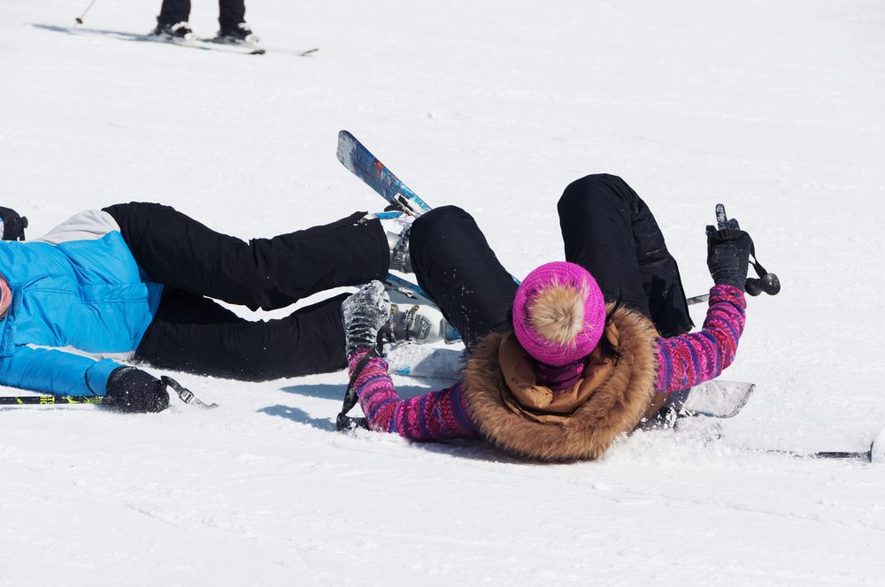 Dangerous,Accident:,The,Collision,And,Fall,Of,Skiers.,Women,Lying Skikollision und Schmerzensgeld: Haftungsquote und Schadensersatz
