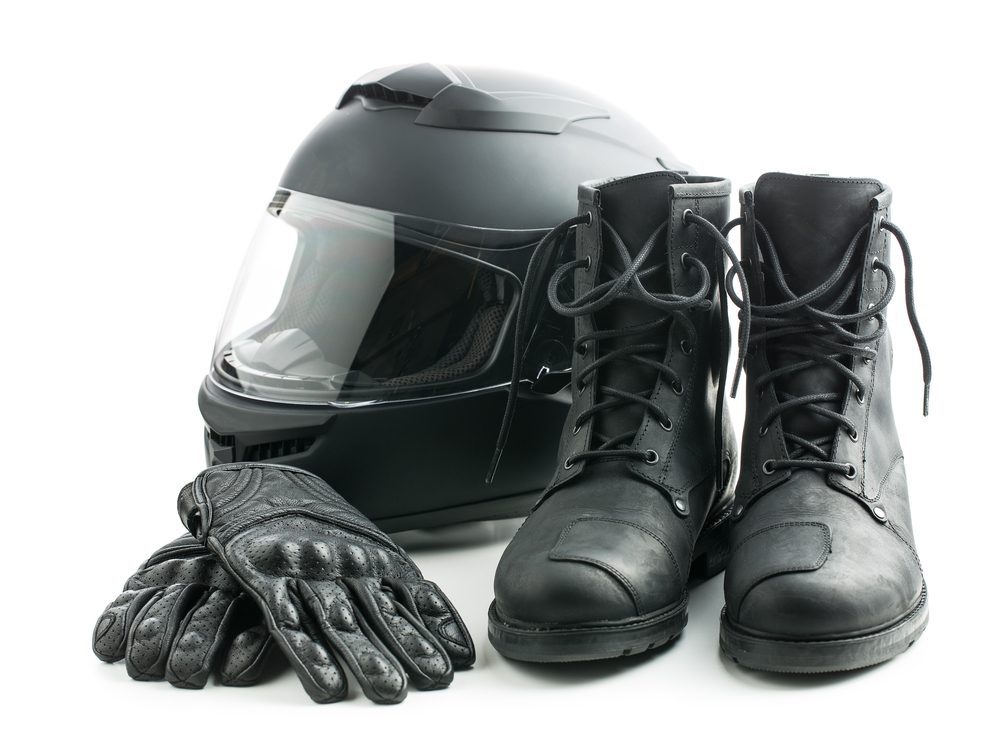 Motorcycle,Helmet,,Gloves,And,Boots,Isolated,On,White,Background. Verkehrsunfall - Motorradfahrerverletzung wegen Nichttragens von Motoradstiefeln