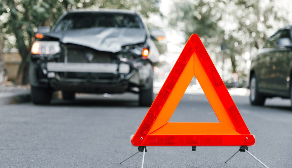 Red,Emergency,Stop,Triangle,Sign,On,Road,In,Car,Accident Klärung von Haftung und Parkverstoß nach Verkehrsunfall