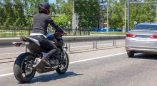 Sturz eines Motorradfahrers nach Notbremsung bei Sichtung eines rückwärtsfahrenden Pkw