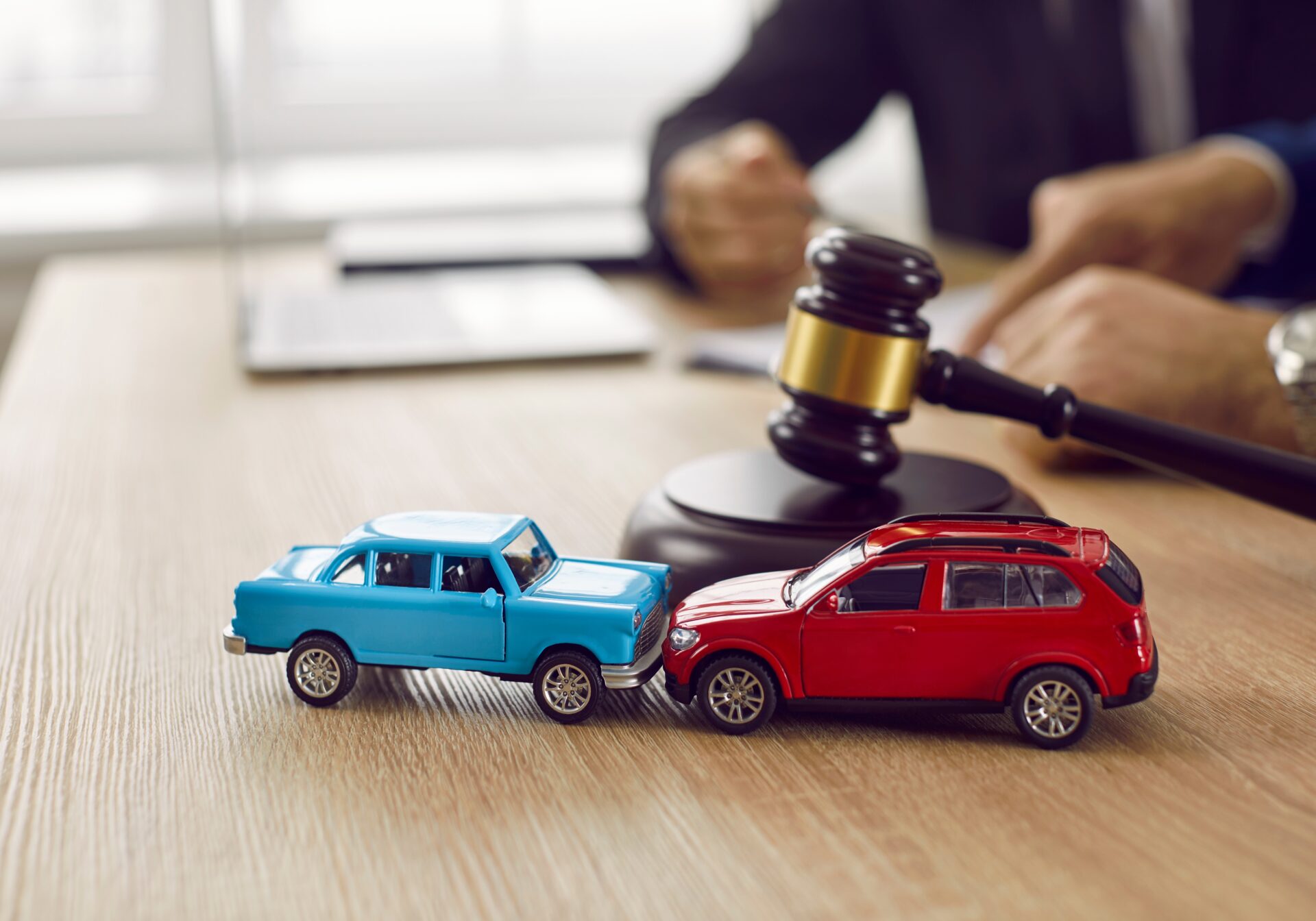Little,Crashed,Autos,On,Table,In,Courtroom.,Gavel,And,Two Nutzungsausfallentschädigung trotz verweigerter Schadensregulierung