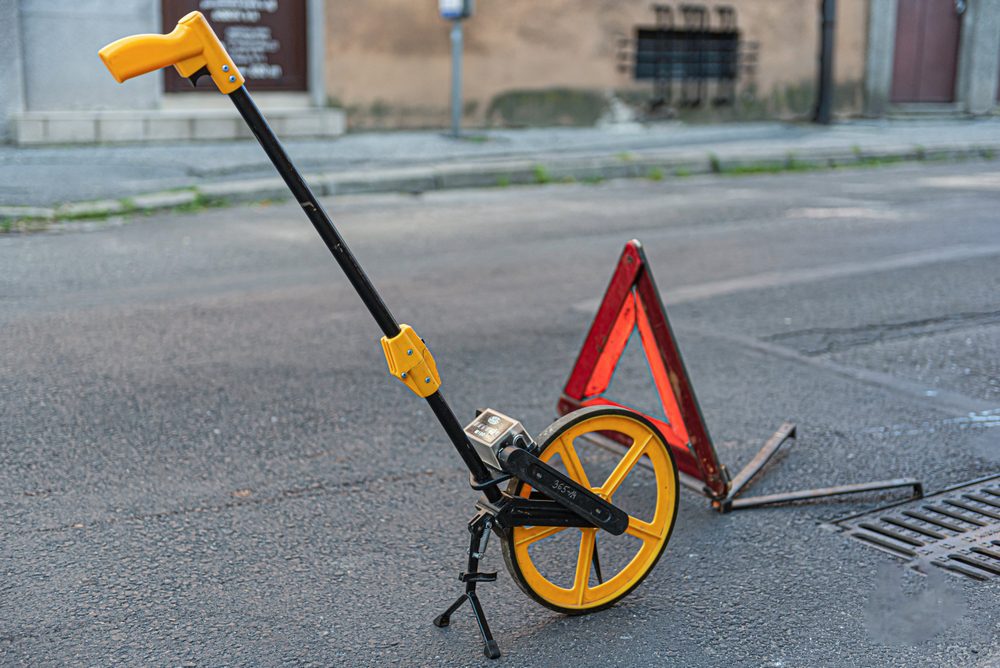 07.07.2021,Tarnow,,Poland.,Measuring,Instrument,Odometer,And,Triangle,On,Street. Sachverständiger nach Verkehrsunfall: Kosten und Ansprüche