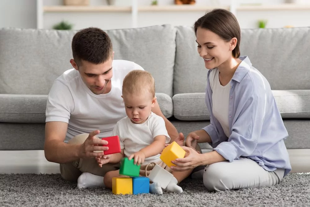 Happy,Young,Caucasian,Family,Playing,Together,With,Little,Baby,Son Urlaubsanspruch während der Elternzeit
