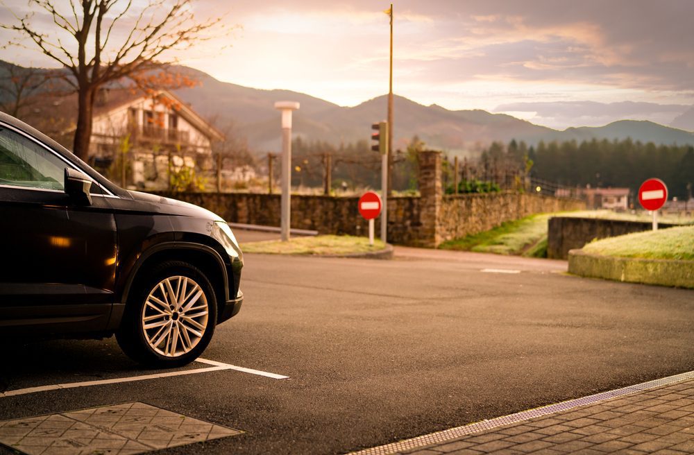 Black,Car,Parked,At,Outdoor,Car,Parking,Lot,Of,Hotel Verkehrsunfall auf Parkplatz: Sicherungseigentum schützt nicht vor Schadenersatz