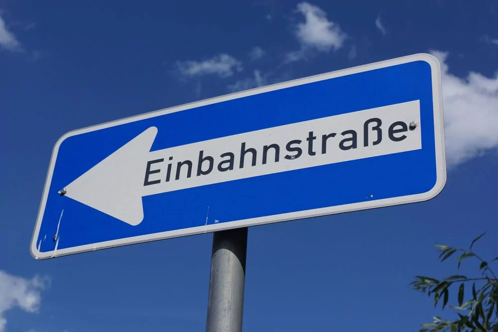 A,Traffic,Sign,Indicates,A,One-way,Street,Blue,Sign,In Einbahnstraße