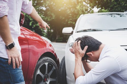 Verkehrsunfall: Schuld- und Schuldbekenntnis im Vergleich