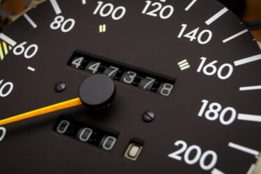 Fahrzeugkaufvertrag – „Ketten-Rückabwicklung“ wegen falscher Kilometerangaben
