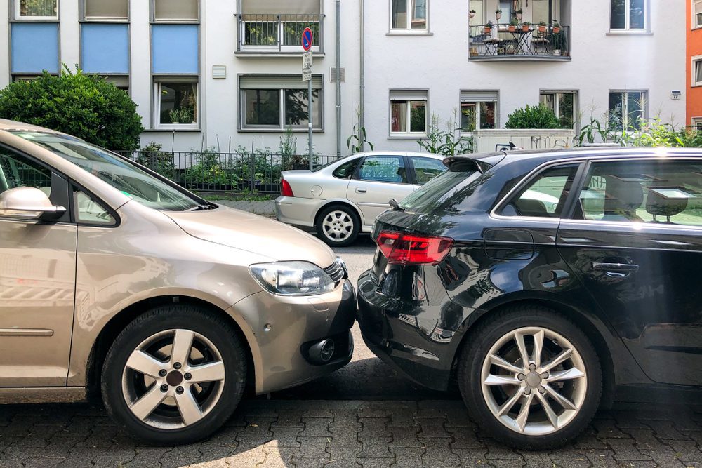 Very,Tight,Parking,Situation,In,A,City,,Germany Haftung für Parkplatz-Unfälle: Unterschiede zu Straßenunfällen