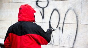 Unerwünschtes Graffiti an der eigenen Immobilien? Wer zahlt für die Beseitigung?