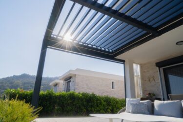 Überdachte Terrasse undicht – Verkäufer muss bei Hausverkauf darauf hinweisen
