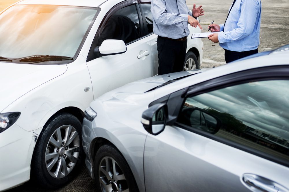 Insurance,Agent,Writing,On,Clipboard,While,Examining,Car,After,Accident Verkehrsunfall – Führung des Beweises über unfallbedingte Fahrzeugschäden