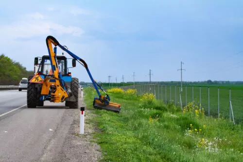 Mäharbeiten auf Grünstreifen: Wenn hochgeschleuderte Steine Schäden verursache