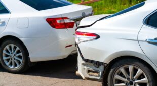 Parkplatzunfall bei grobem Sorgfaltspflichtverstoß beim Rückwärtsfahren
