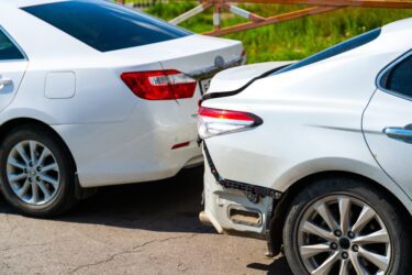 Parkplatzunfall bei grobem Sorgfaltspflichtverstoß beim Rückwärtsfahren