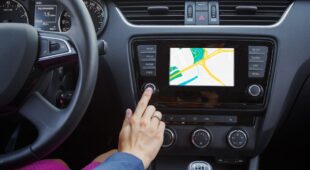Fahrzeugkaufvertrag – Mangelhaftigkeit eines fest im Kfz installierten Navigationssystems