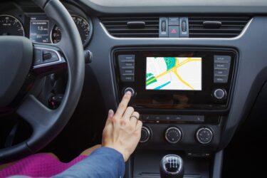 Fahrzeugkaufvertrag – Mangelhaftigkeit eines fest im Kfz installierten Navigationssystems