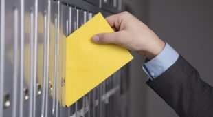 Ersatzzustellung durch Einlegen in Briefkasten – Datum auf Postzustellungsurkunde muss lesbar sein