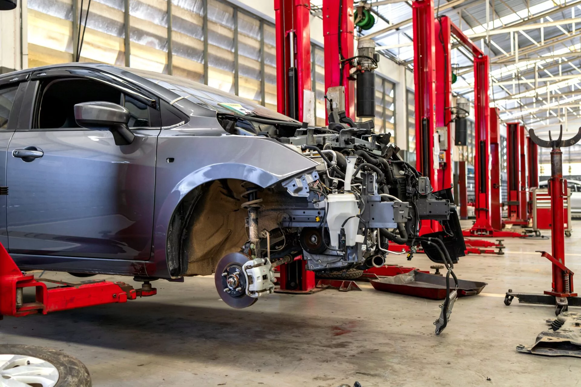 Car,In,Automobile,Repair,Service,Center,With,Soft-focus,And,Over Verkehrsunfall: Reparaturkosten nach 6 Monaten