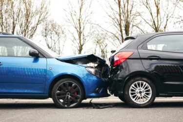 Auffahrunfall auf Fahrschulwagen – Verhältnismäßigkeit Ersatzfahrschulfahrzeuganmietung
