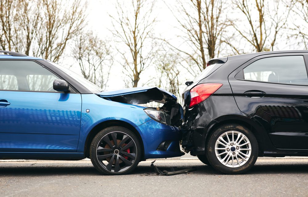 Two,Cars,Involved,In,Traffic,Accident,On,Side,Of,The Unverschuldeter Auffahrunfall: Anspruch auf Ersatzfahrschulwagen?