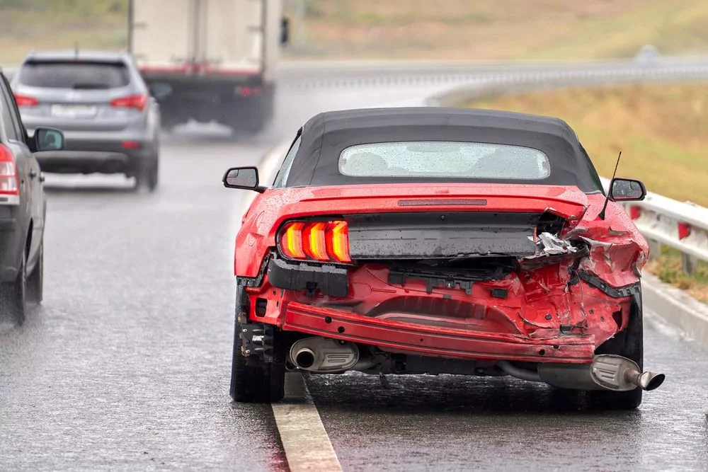 Accident,On,A,Slippery,Road,In,The,Rain.,Sports,Car Haftung bei Verkehrsunfällen durch Rechtsüberholen