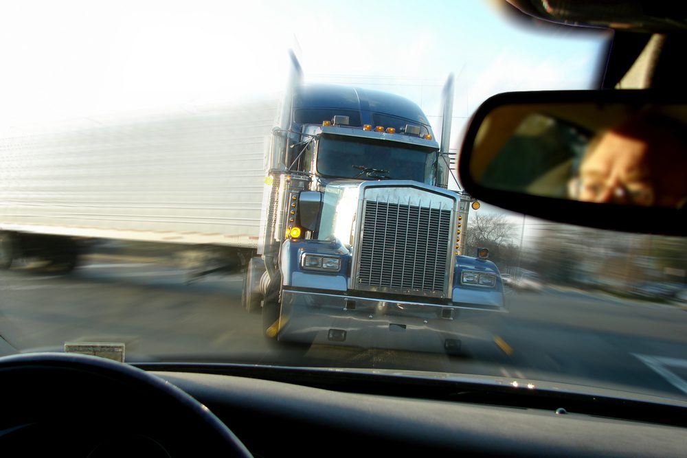 Close,Call,Imminent,Crash,Accident,With,A,Tractor,Trailer,Truck Haftungsfragen bei Pkw-Streifschaden mit Sattelzug geklärt