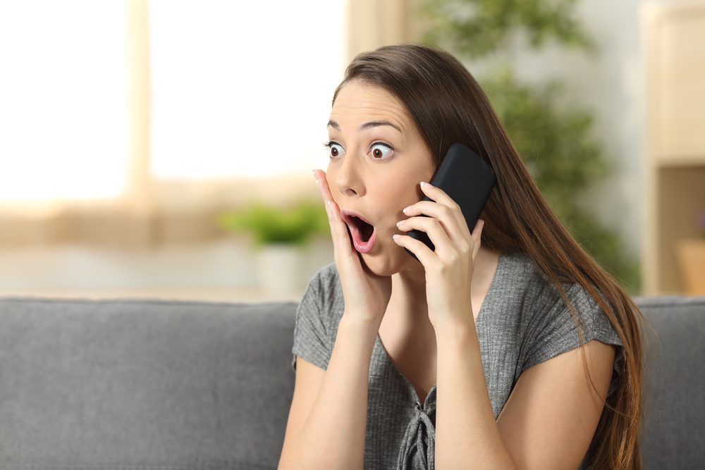 Casual,Amazed,Woman,In,A,Phone,Call,Sitting,On,A Irrtumsanfechtung bei unerwünschten Anrufen
