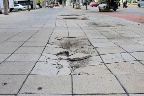 Verkehrssicherungspflicht: Schlagloch in Fußgängerzone