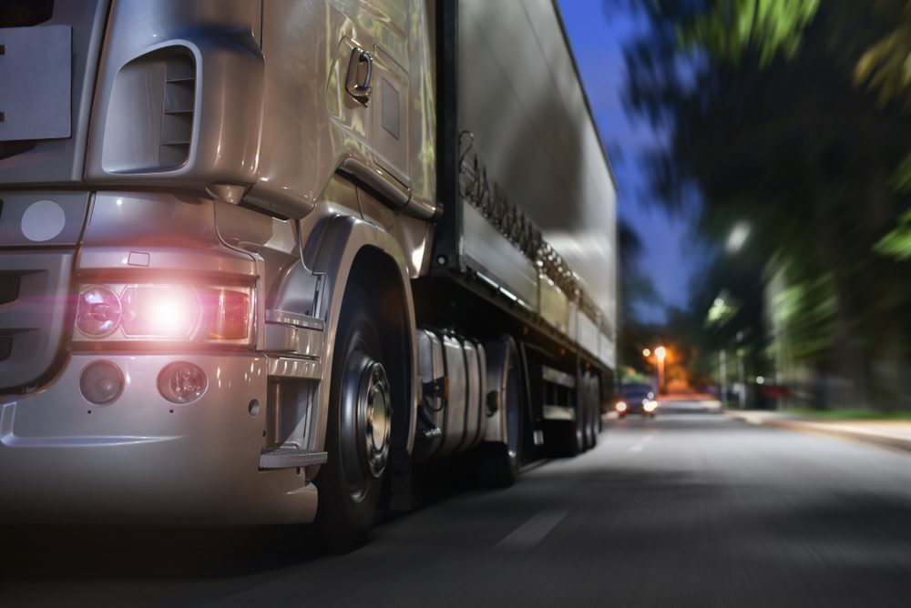 Truck,Drives,On,A,Night,Road Unfall mit LKW