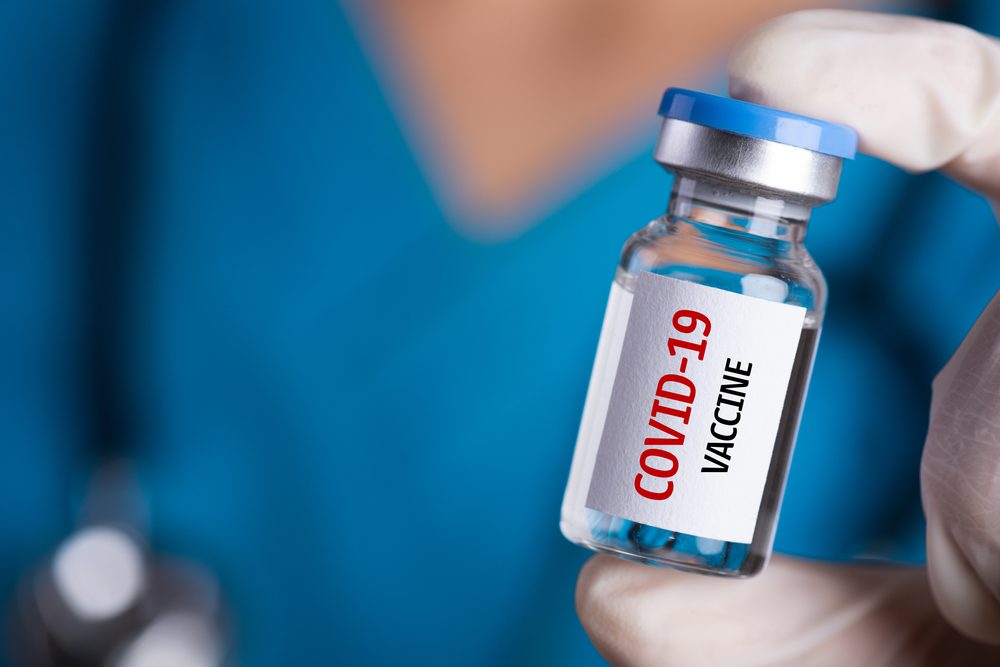 Mediziner hält COVID-19-Impfstofffläschchen.