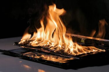 Gewerbemieterhaftung für Brandschaden – Lithium-Ionen-Akku-Ladung auf Holzregal
