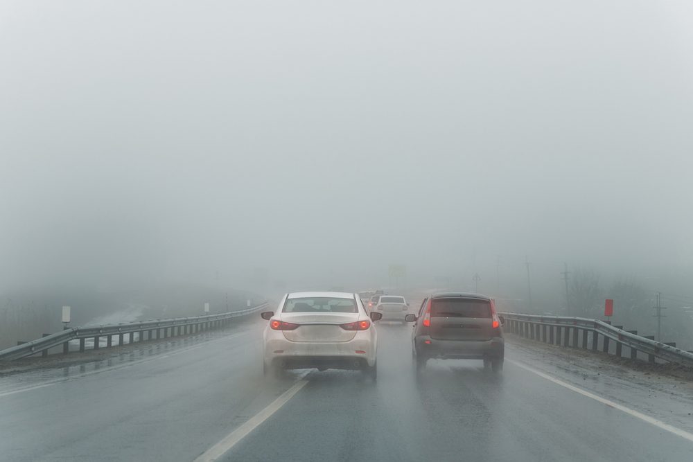 Car,Overtake,Rules,Violation,Crossing,Double,Lane.,Traffic,On,Foggy Verkehrsunfall zwischen Schnellfahrer und Fahrspurwechsler auf Autobahn