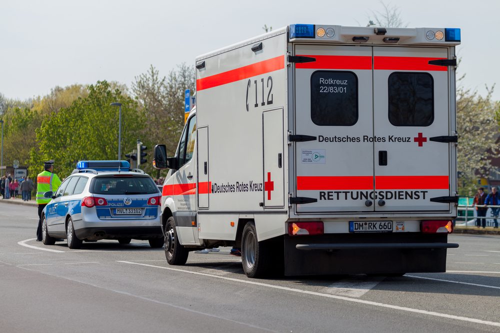 Rettungsdienst und Polizeiauto im Einsatz in Deutschland.