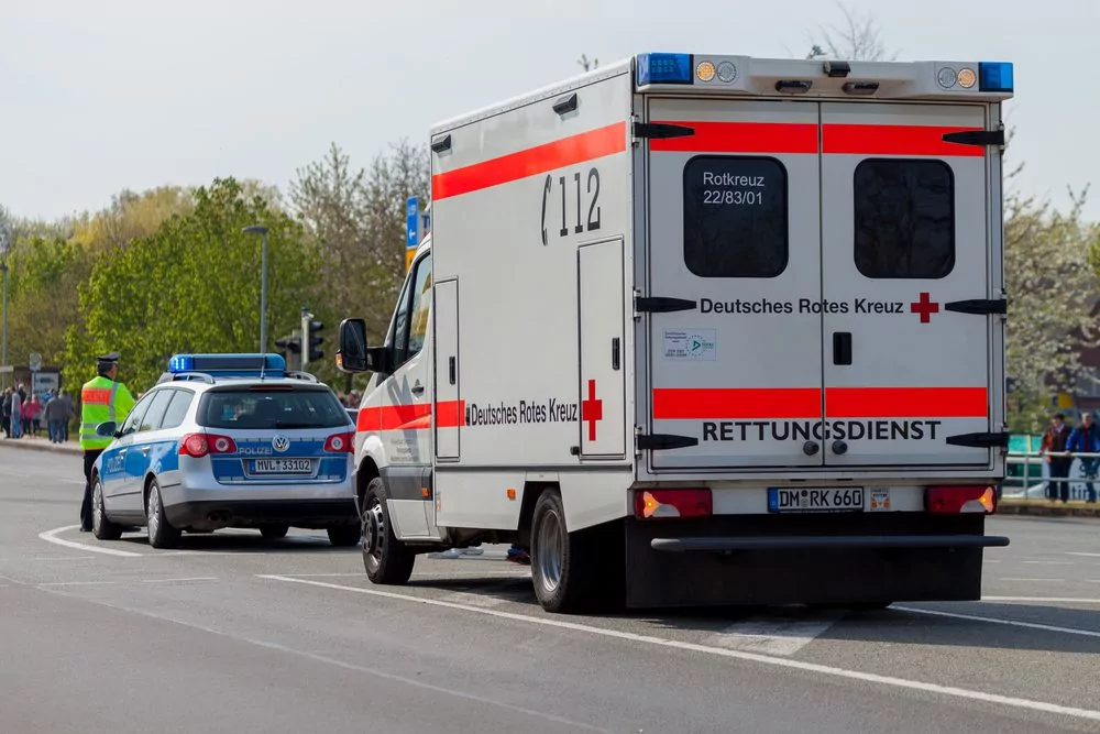 Rettungsdienst und Polizeiauto im Einsatz in Deutschland.