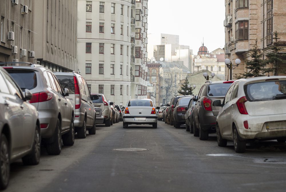 No,Place,For,Parking Vorbeifahrt an parkenden Autos: Haftung bei Verkehrsunfällen
